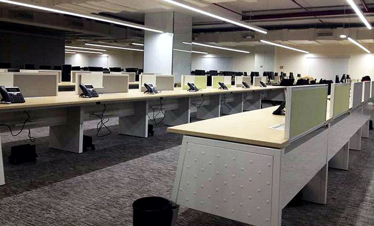 BNP Paribas desking with integrated telephony