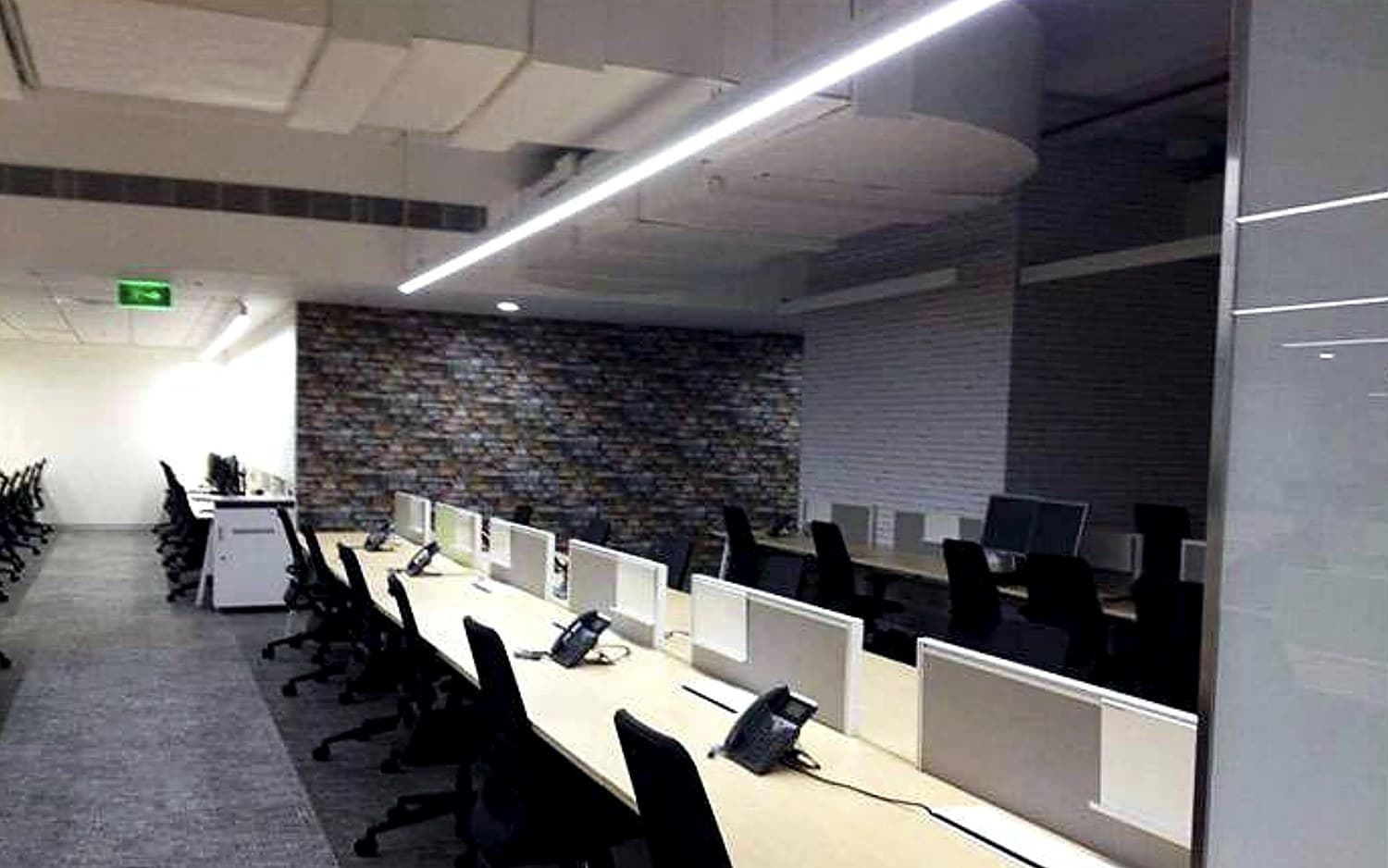 BNP Paribas feature-wall work bay